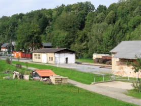 Gesamtübersicht Bahnhof mit teilabgerissener Halle