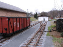 Die Teilabgerissene Halle und die ersten neuen Gleise